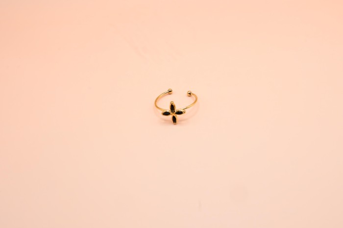 pierscionek-kwiatek-czarne-kamienie-marquise-stal-chirurgiczna-pozlacana.jpg