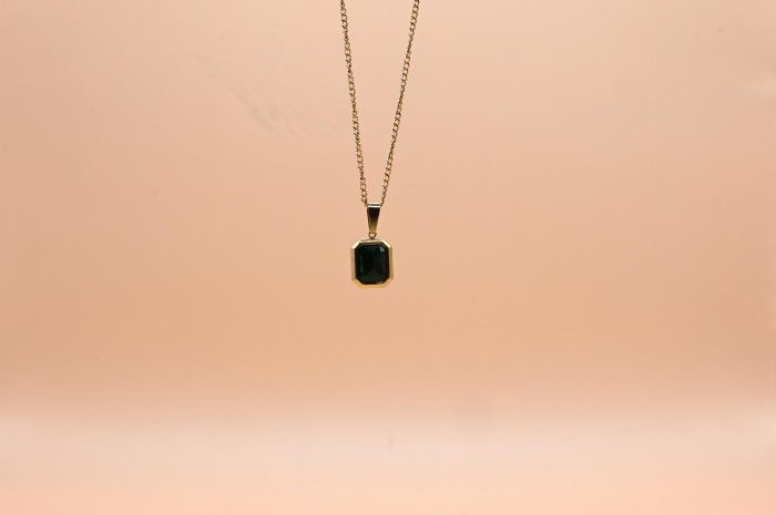 naszyjnik-zielony-kamien-emerald-stal-chirurgiczna-pozlacana.jpg
