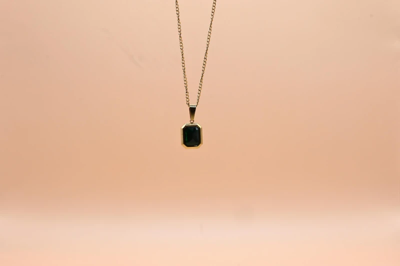 naszyjnik-zielony-kamien-emerald-stal-chirurgiczna-pozlacana.jpg